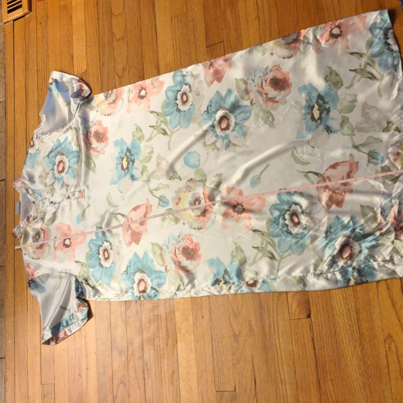 Like new short sleeve floral satiny nightie button size L - Picture 10 of 13